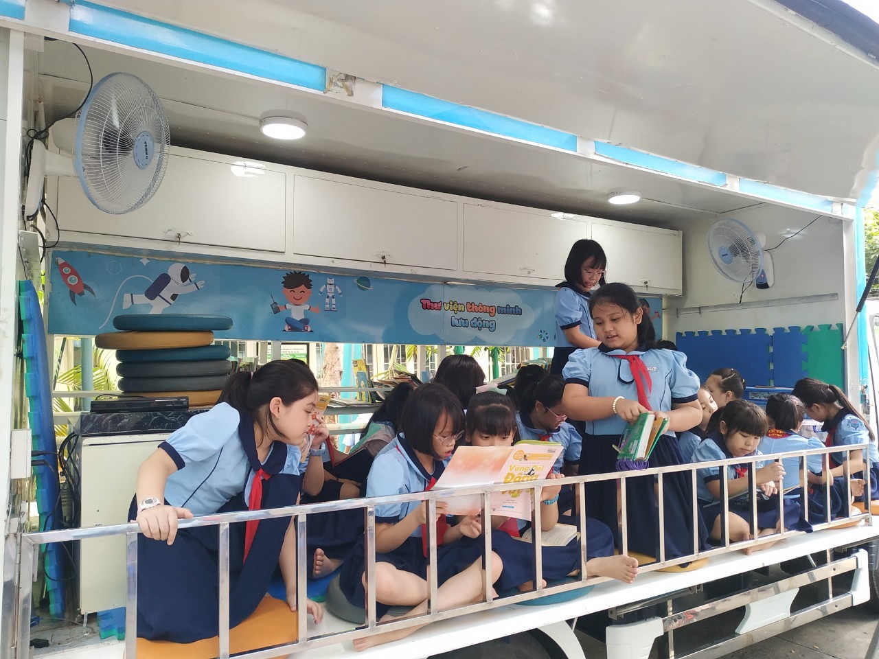 Thực hiện dự án “Thư viện thông minh lưu động” phục vụ đợt 03/2020