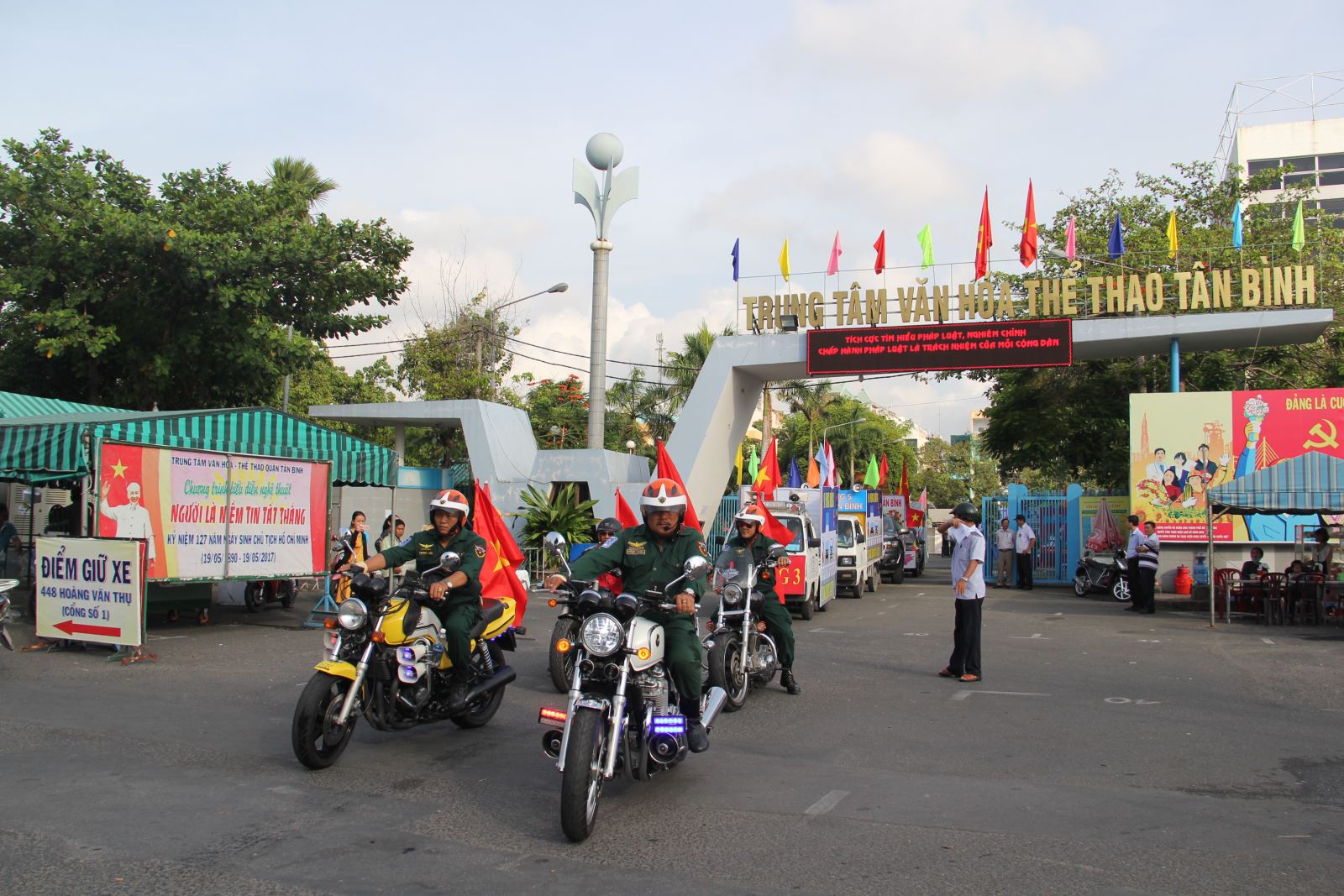 Ra quân tuyên truyền trật tự an toàn giao thông, vệ sinh môi trường tại quận Tân Bình