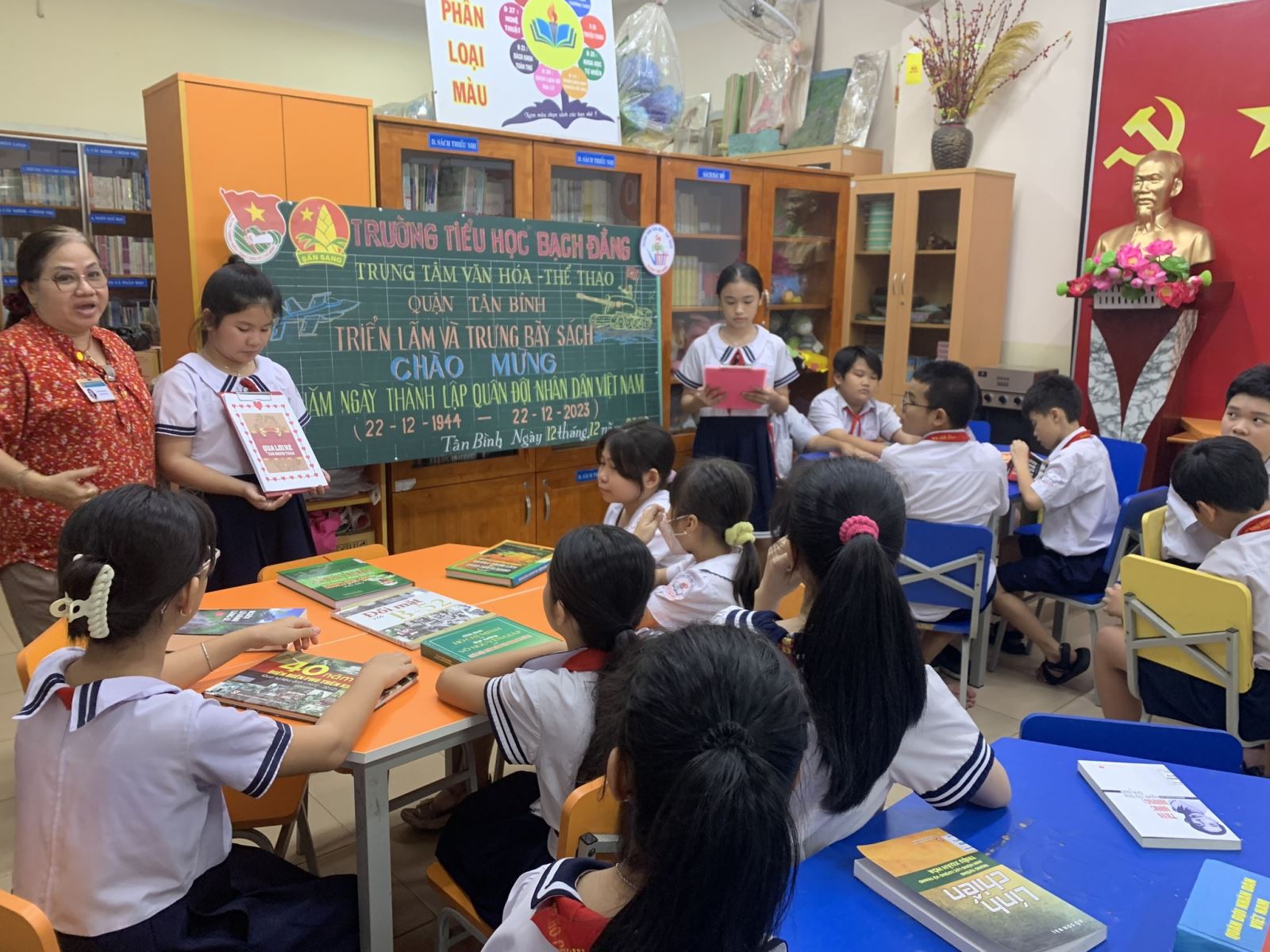 Thư viện quận Tân Bình: Tổ chức phục vụ luân chuyển, trưng bày, triển lãm tài liệu tại các trường tiểu học theo chuyên đề tháng 12 năm 2023