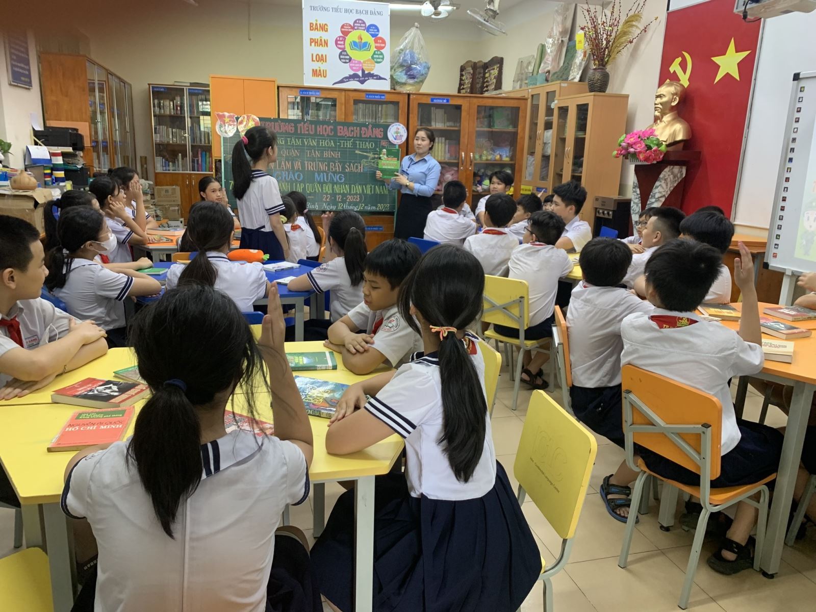 Thư viện quận Tân Bình: Tổ chức phục vụ luân chuyển, trưng bày, triển lãm tài liệu tại các trường tiểu học theo chuyên đề tháng 12 năm 2023