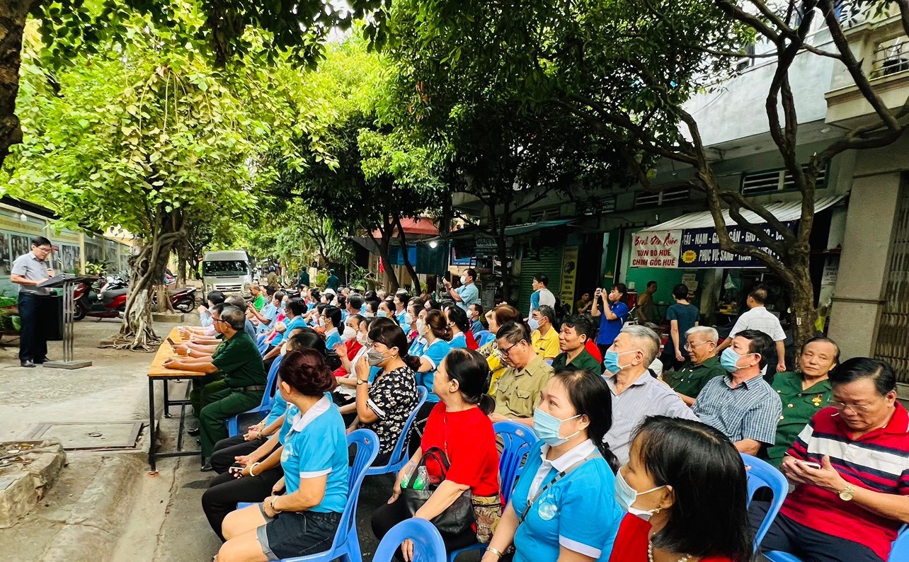 Phường 13: Tổ chức Lễ phát động ra quân tổng vệ sinh môi trường tại “Không gian văn hoá Hồ Chí Minh” khu phố 6 trên tuyến đường Văn Chung.