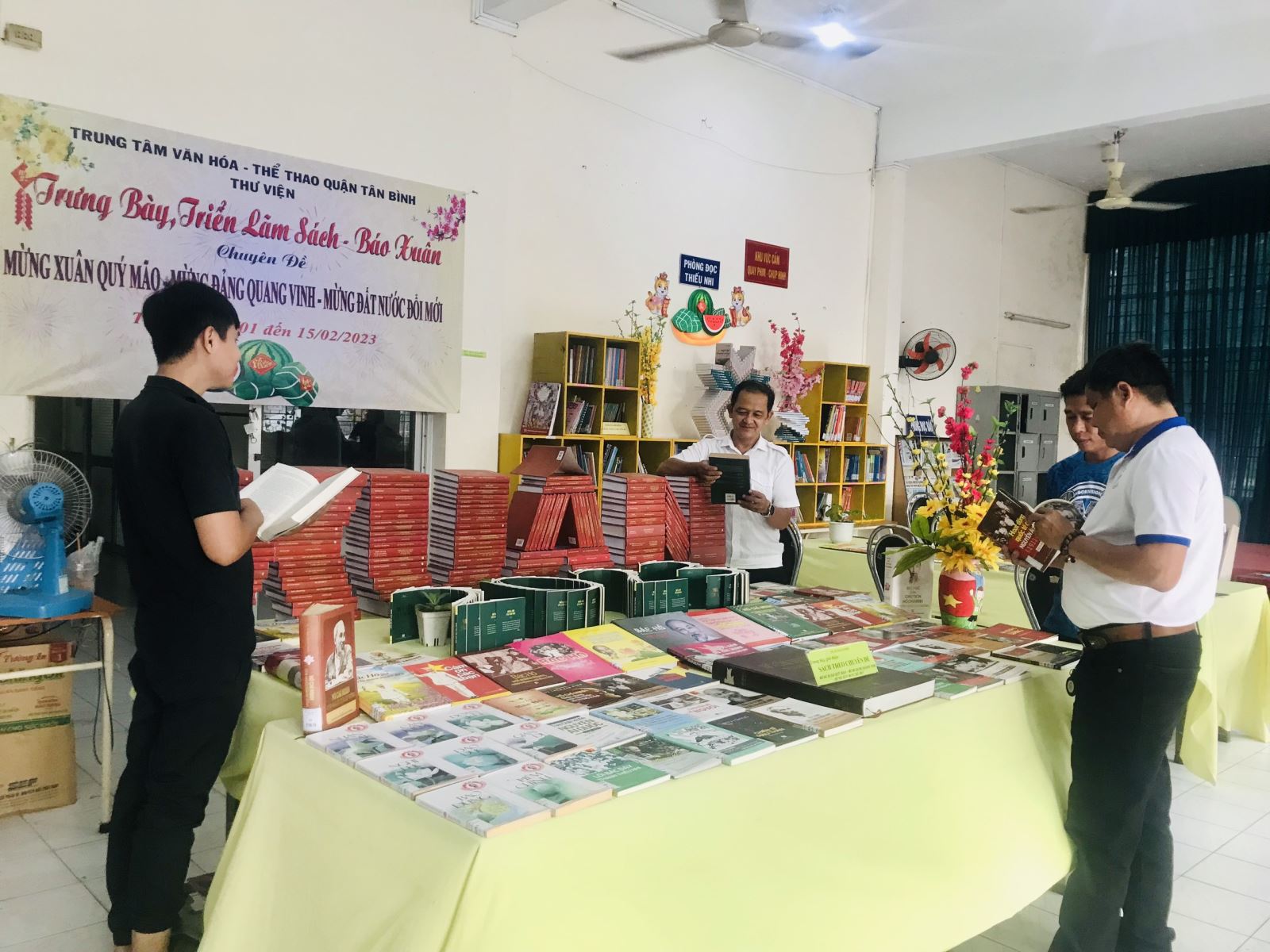 Thư viện quận Tân Bình: Tổ chức luân chuyển Sách - Báo Xuân trưng bày, triển lãm phục vụ tại cơ sở chủ đề: “Mừng Xuân Quý Mão - Mừng Đảng Quang Vinh